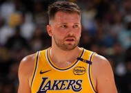 开云电竞平台-篮板大战！东契奇对决特雷杨，小牛险胜马刺(东契奇对比特雷杨)