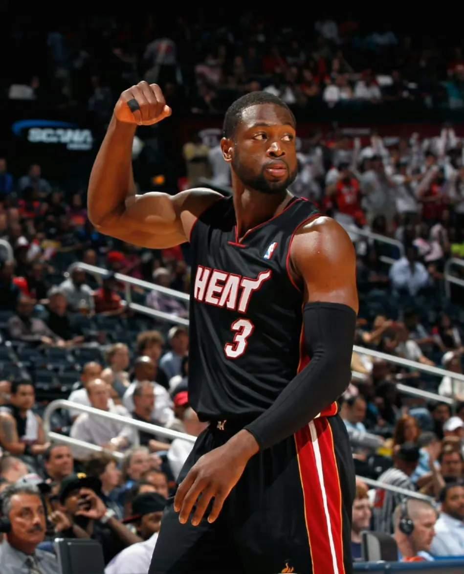 开云电竞官网-热火队球员闪光出场，以全方位表现赢得胜利(热火球员阵容名单)  第2张